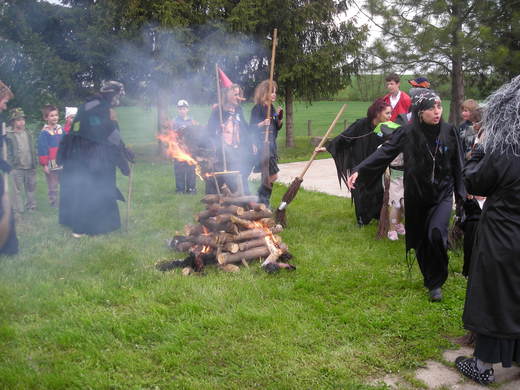 Pálení čarodějnic a stavění máje