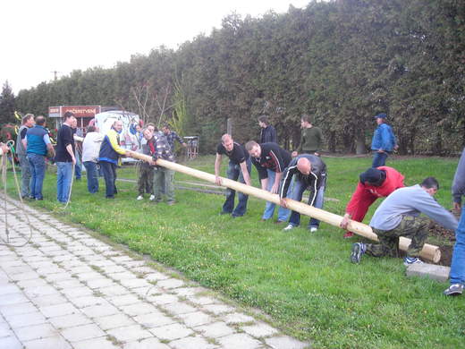 Pálení čarodějnic a stavění máje